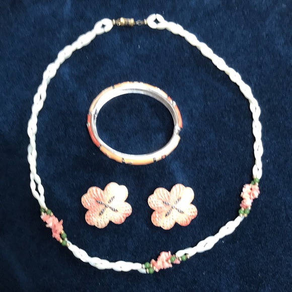 Mother of Pearl Beads, coral & small jade beads Necklace, earrings and bracelet - Picture 6 of 16